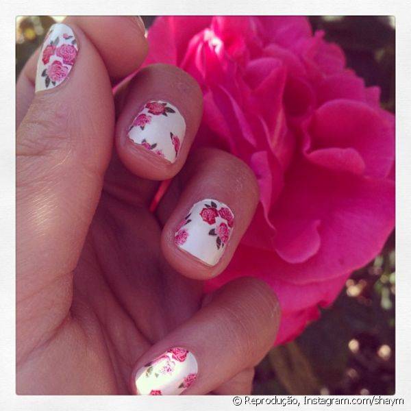 As nail arts florais aparecem nos dias em que o estilo feminino fala mais alto